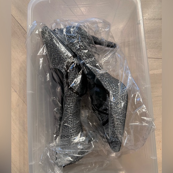 Michael Kors Dorothy Silver Crystal Embellished Pointed-Toe Pumps size 9 NWT - Picture 14 of 14